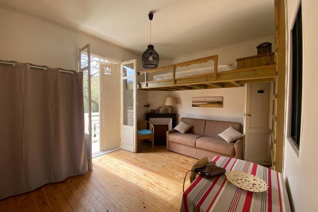 Pretty cocoon with two balconies, Arcachon