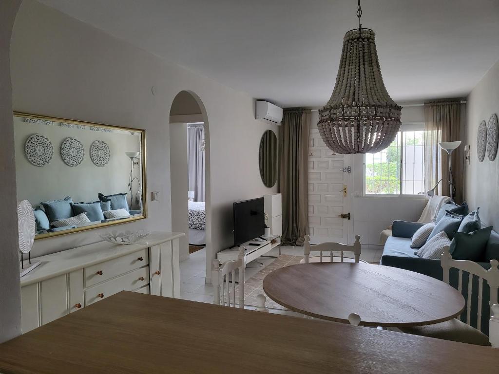 Torreblanca 2 bedrooms apart with small garden and pool - 1