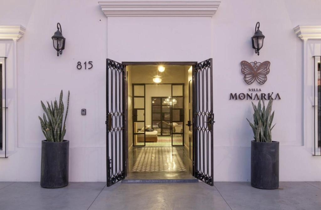 Departamentos & Villa Monarka, 1 Block from Malecon! - 2