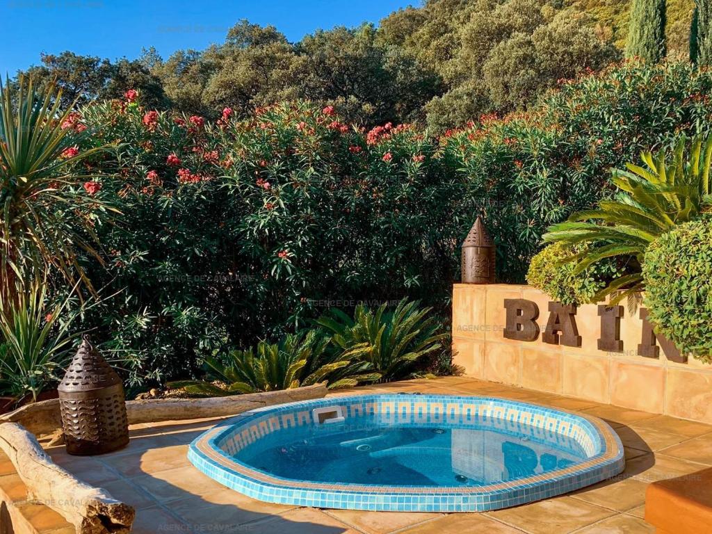 Villa avec piscine, jacuzzi et vue mer à Cavalaire - FR-1-100-265 - 4