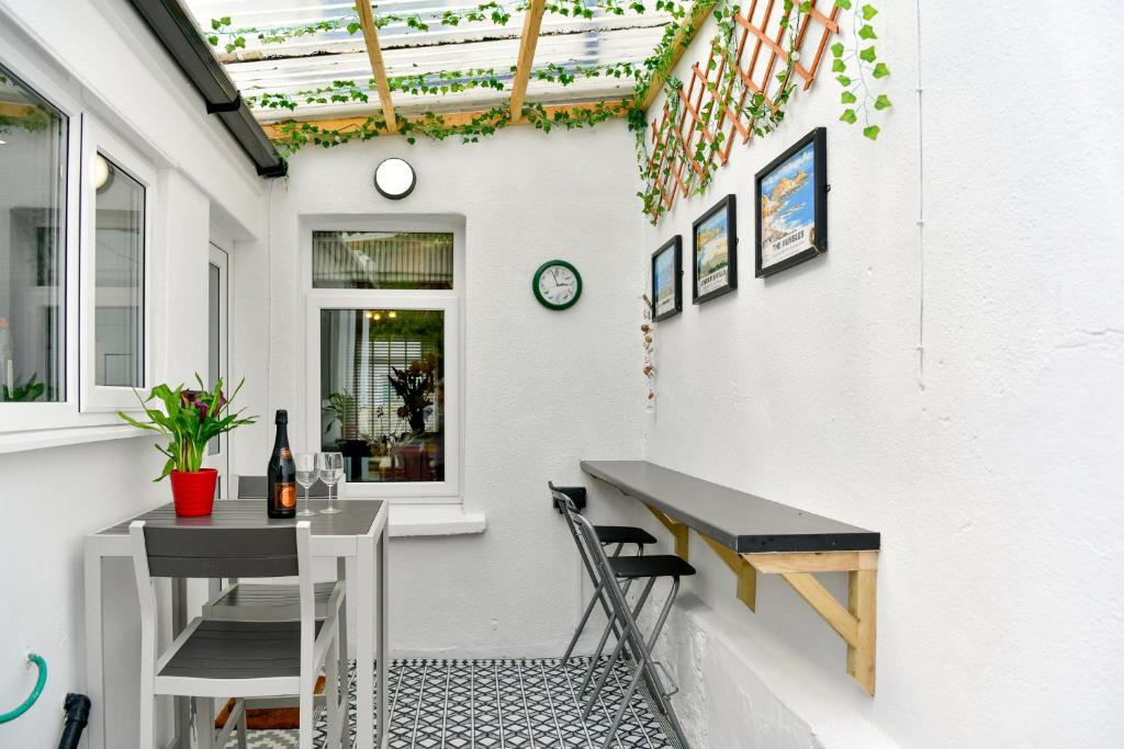 Townhouse & Garden on William Street, Swansea photo 8