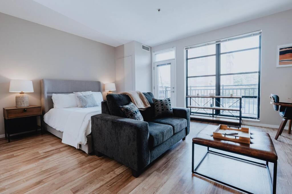 Cozy Studio w Pool & WFH Setup St Louis, Tower Grove