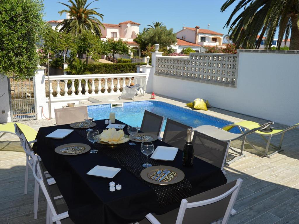 Casa con Piscina, Amarre y Aire Acondicionado para 8 Personas en Zona Tranquila de Empuriabrava - HISP-288-36 - 1