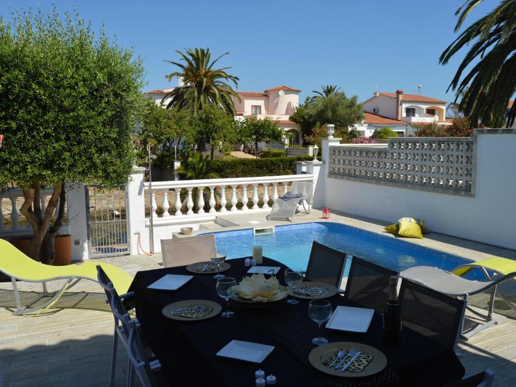 Casa con Piscina, Amarre y Aire Acondicionado para 8 Personas en Zona Tranquila de Empuriabrava - HISP-288-36 - 3