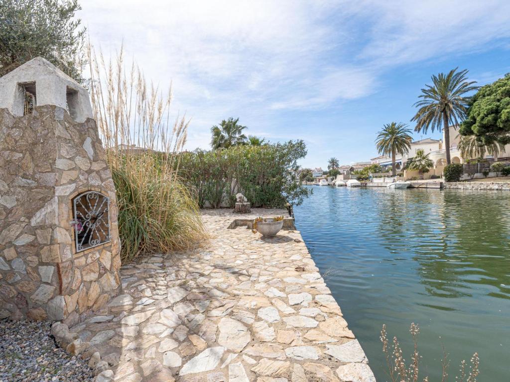 Acogedor chalet de 2 dormitorios con amarre de 12,5m, terraza y jardín en Empuriabrava - HISP-288-62 - 4