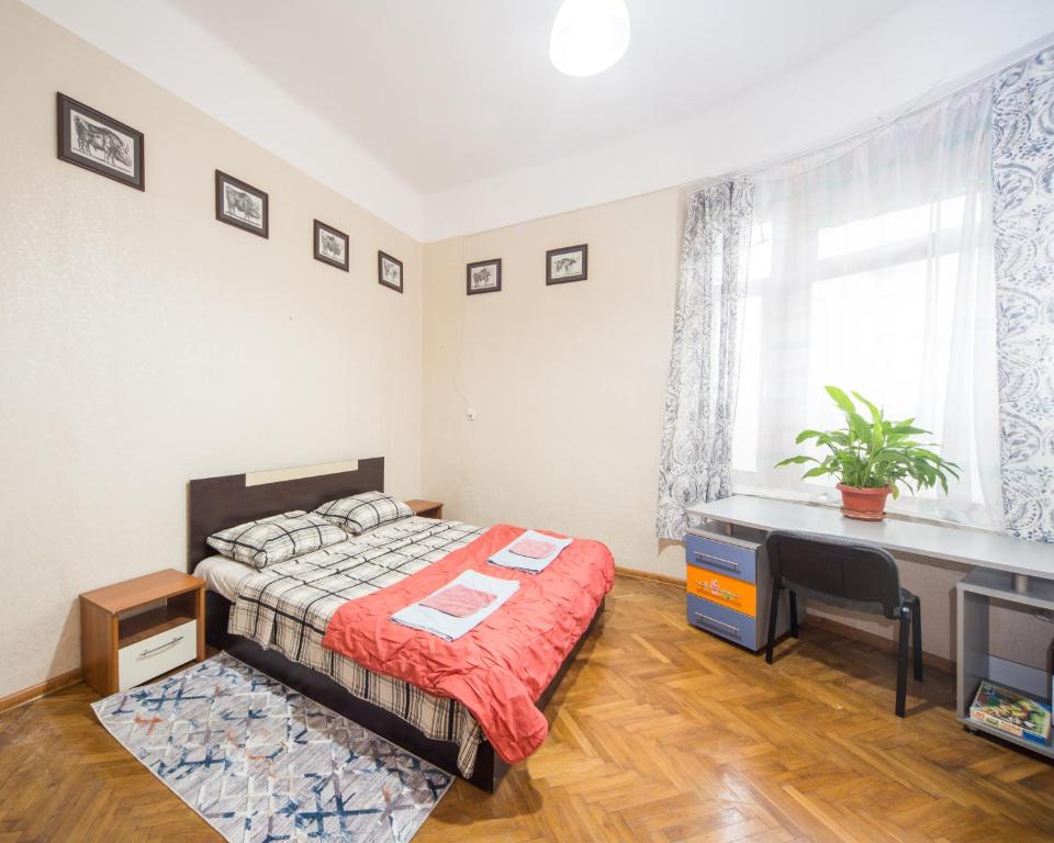Summer Square - 2 bedrooms Retro Flat with great location, 1st fl, Burgas