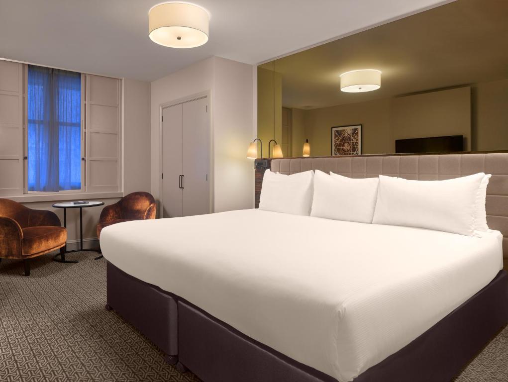 London Strand Palace Hotel room