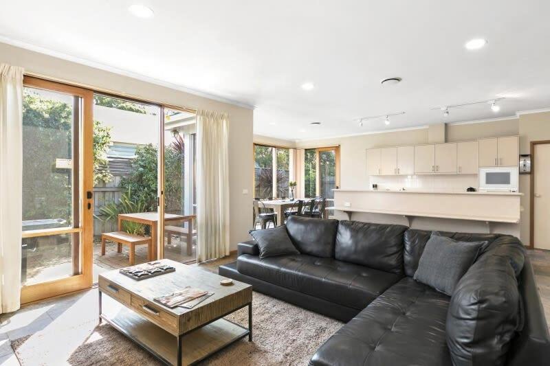 Coastal Days - pet friendly retreat near parks, shops and beaches, Torquay