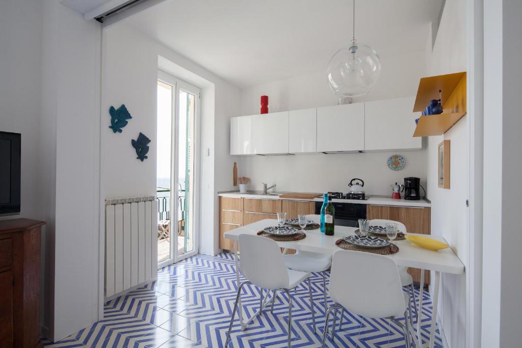 "San Giovanni Apartment" Seaview, terrace, 2 Aircondo BDR, 3rd floor, Free Garage 200 mt far, from Train platform elevator to the upper walking road, 200mt to home - 3