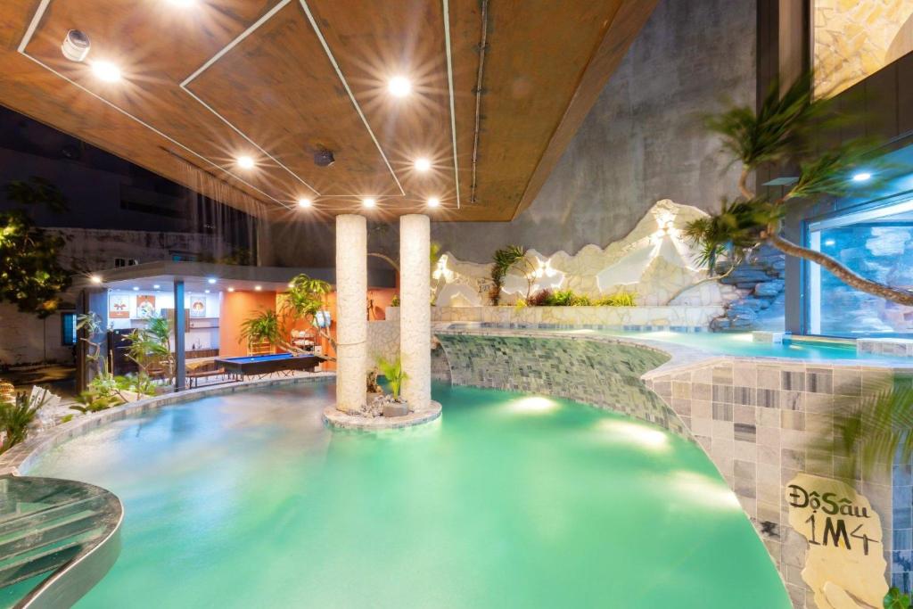 Wabi Sabi Villa * Hồ Bơi Thác Nước 140 m2 * Phòng Karaoke Thủy Cung