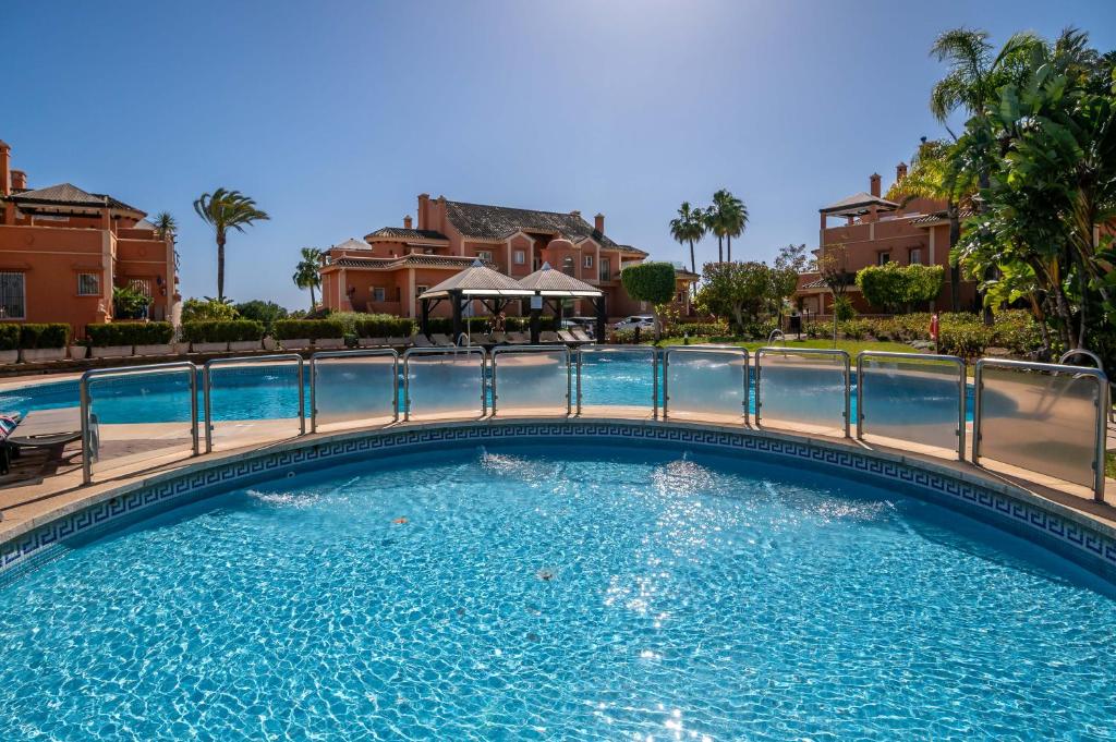 Luxury 3 BDRM Apt with Private Pool and Stunning Sea Views - 3
