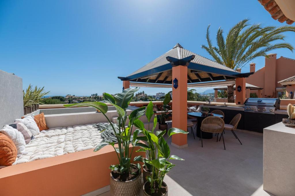 Luxury 3 BDRM Apt with Private Pool and Stunning Sea Views - 4