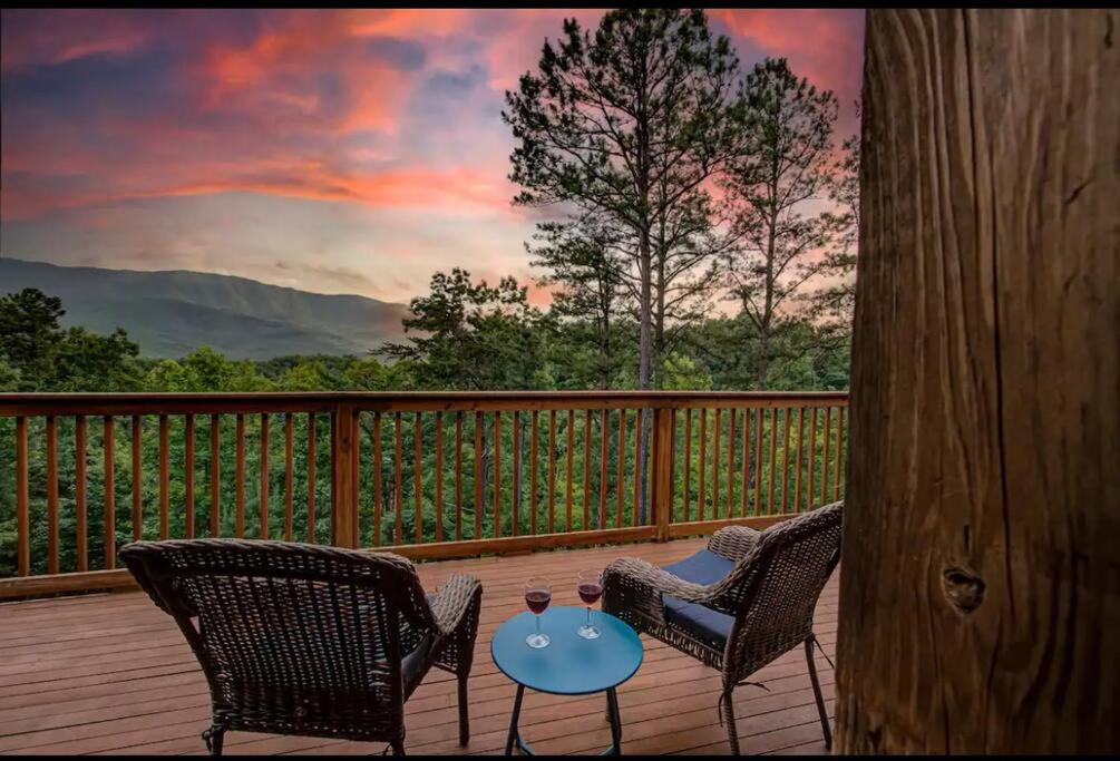 Views, Hot tub, Game Rm, arcade, 3 resort Pools, Pickleball Court, golf course, Gatlinburg