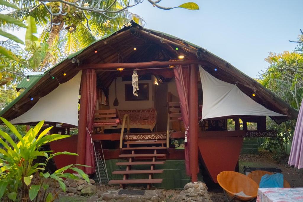 La Pirogue chez l'Happy qui chante