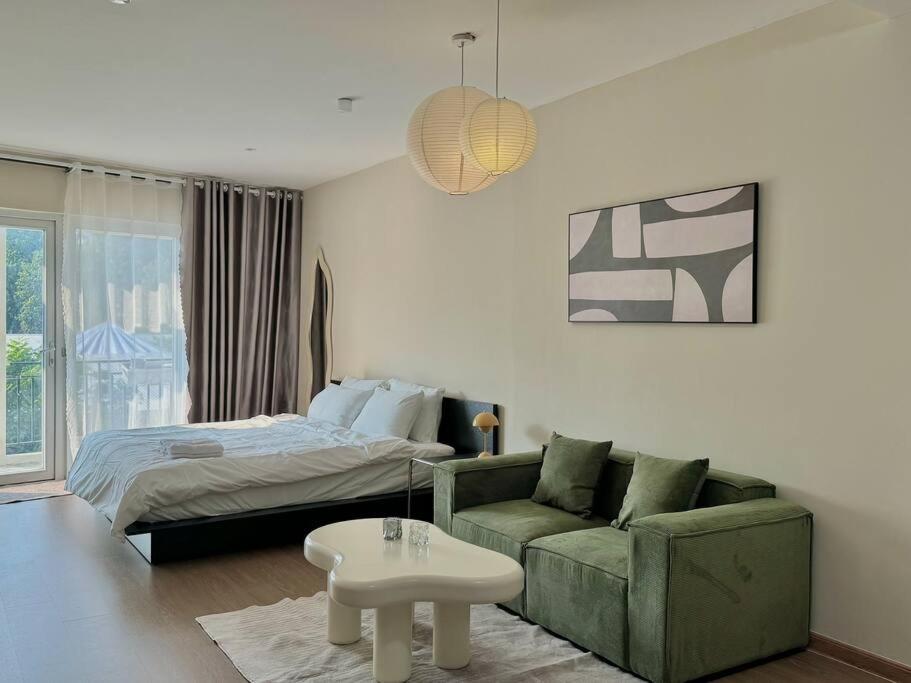 Spacious & Balcony - walkable to highlight spots - near CONG coffee, Ho Či Minovo Město