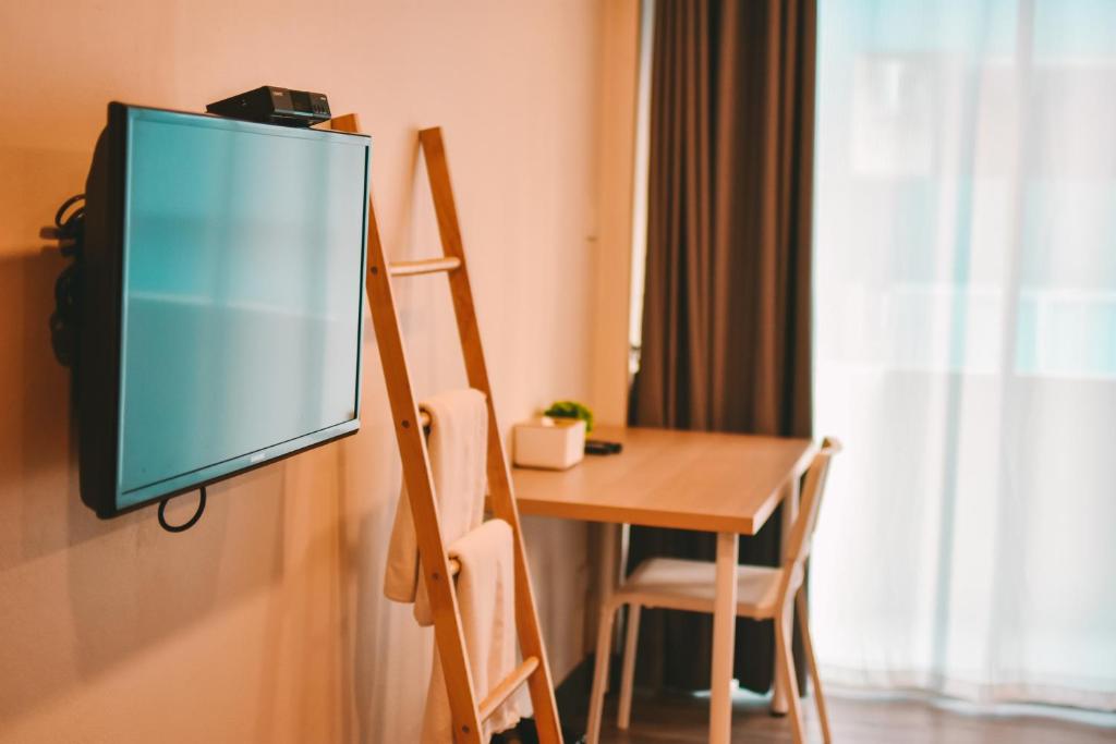 Shared lounge/TV area