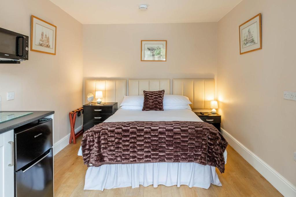 Roger Ground Guest House - with Onsite Car Parking