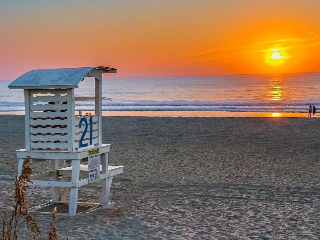 30 Sec to the Beach, Sun, Sand & Sunrises with a Family & Pet Friendly Backyard!, Carolina Beach