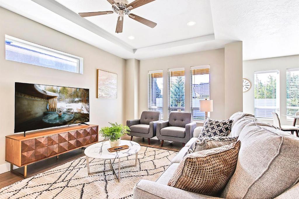 Elegant & Private 3BD 2BA Retreat near The Village at Meridian, Meridian