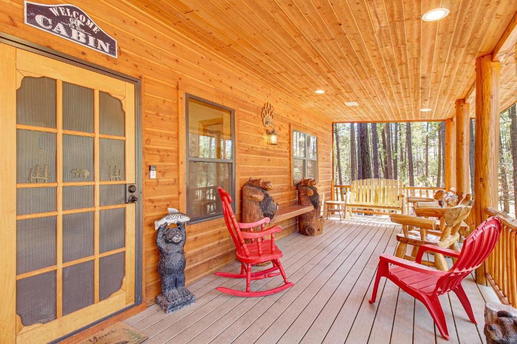 Rustic Lakeside Cabin on 3 Acres with Nature Views!, Pinetop-Lakeside