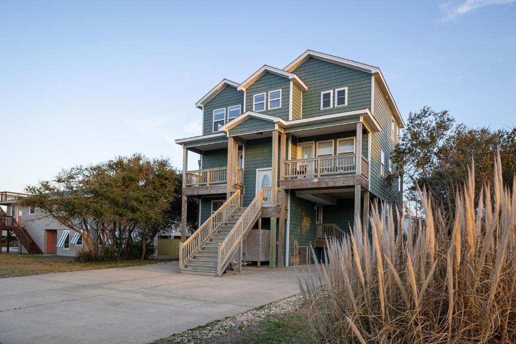 OBX Landing - Ocean Views, Walk to the Beach, KDH MP 7.5, Kill Devil Hills