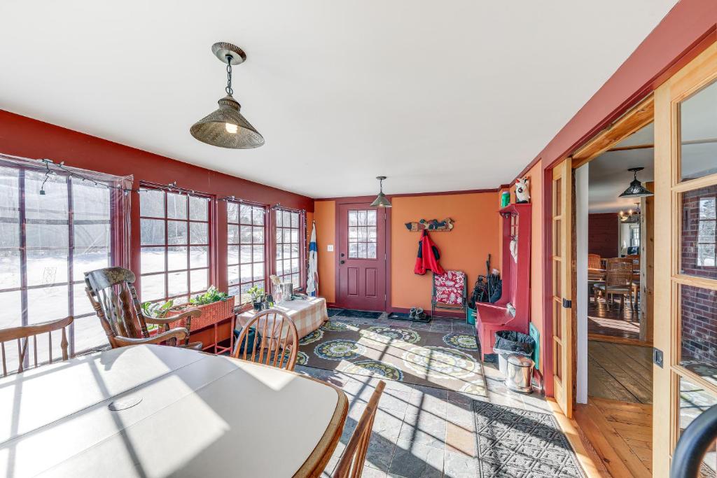 Charming Lovell Farmhouse - 17 Acres with Mtn Views 전경