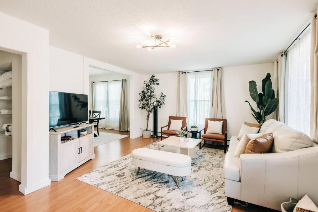 Bright, chic & spacious in the heart of St. Paul by Summit-University with porch and swing chairs, Saint Paul