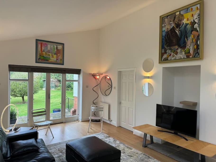 Weybridge garden cottage, Weybridge