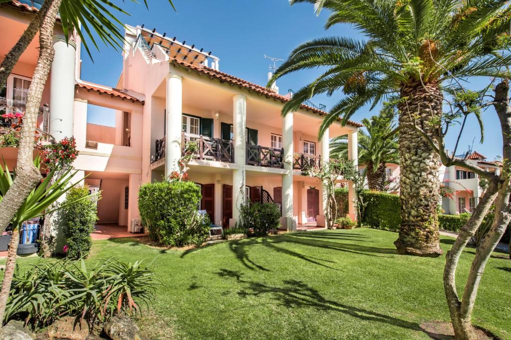 Spacious 3BR Apartment in Vilamoura Old Village with Rooftop BBQ, Pools & Panoramic Views, Quarteira