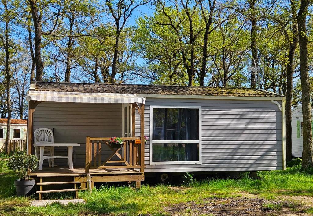 BOOK >> Bungalow Cosy equipe in Montaigu, France