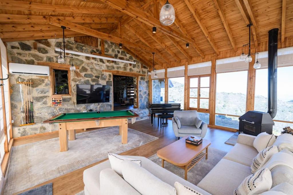 Serenity Mountain, Askas