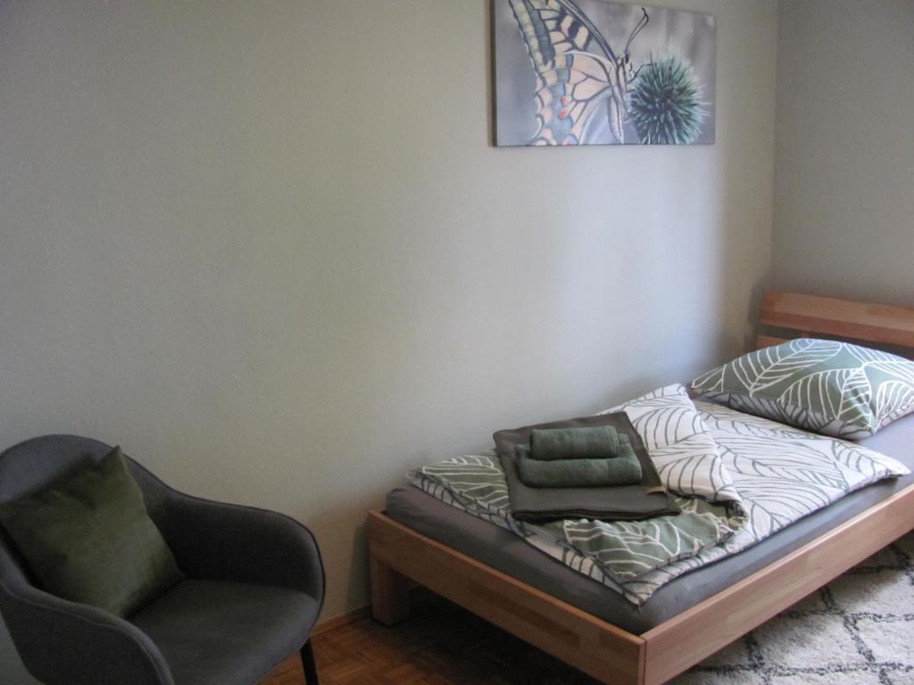 #3 Schönes ruhiges Gästezimmer mit Gartenblick, Gemeinschaftsbad W-Lan Airport nah gelegen mit Late Night Check in Haus Nr 9,5 - 4