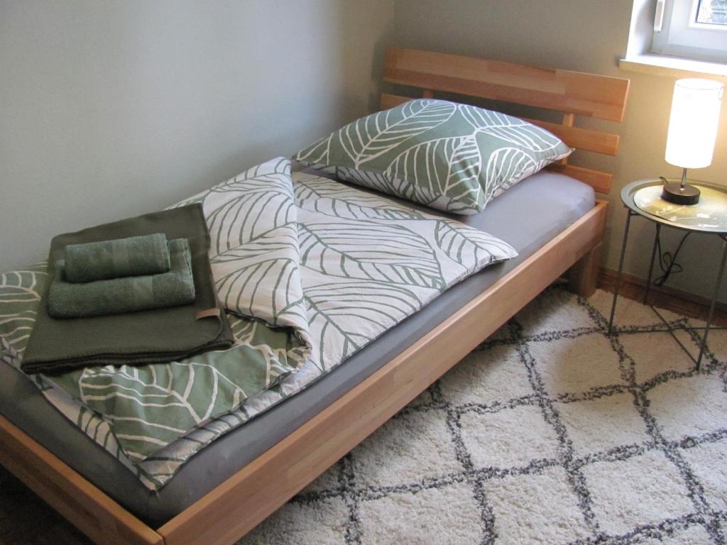 #3 Schönes ruhiges Gästezimmer mit Gartenblick, Gemeinschaftsbad W-Lan Airport nah gelegen mit Late Night Check in Haus Nr 9,5 - 3