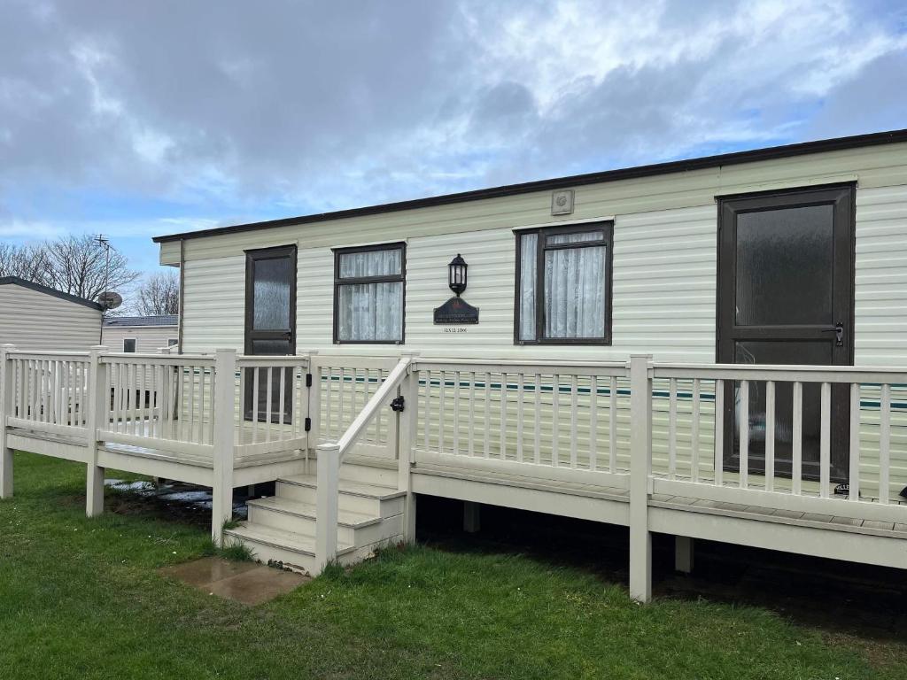2 Bedroom Caravan, Manor Park, Hunstanton - pet-friendly stay