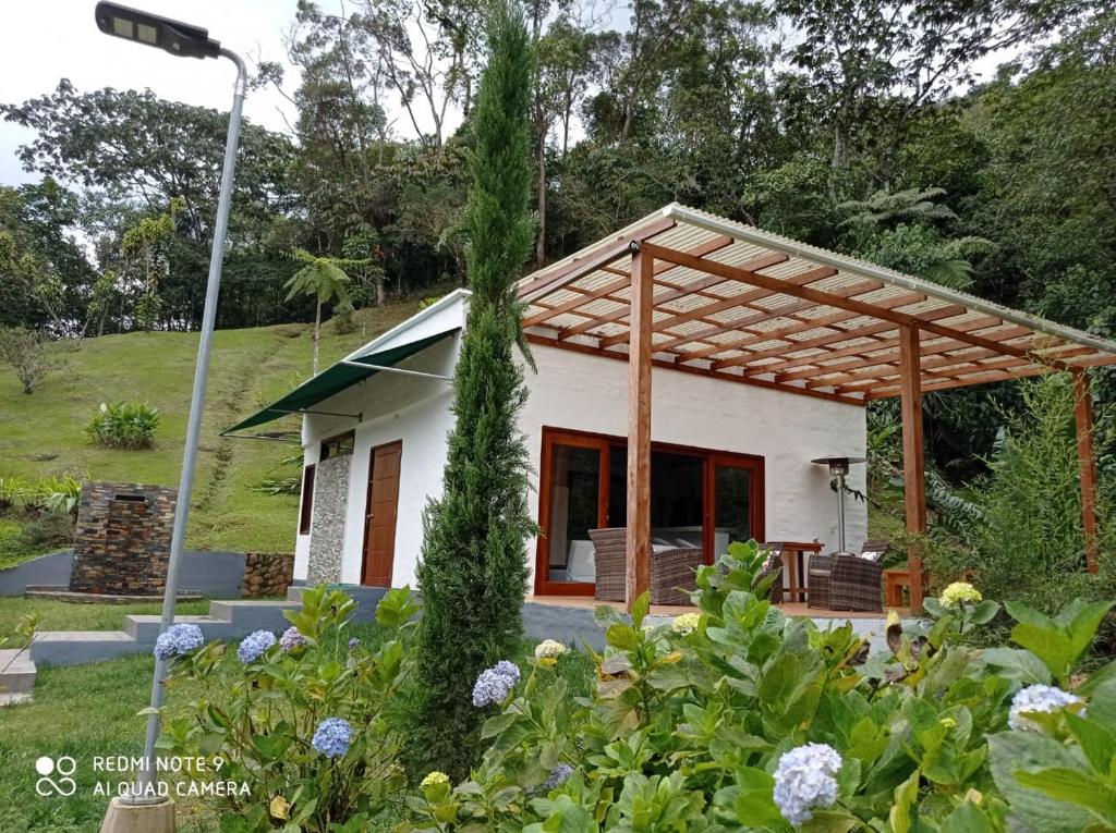 Villa Las Aguilas, Dapa