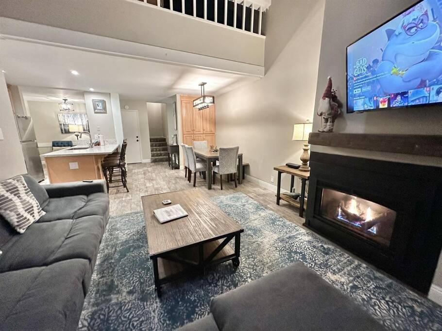 Rustic Modern Condo - Close to Village - Sleeps 10, Mammoth Lakes