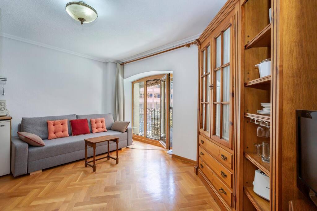 Comfy Studio at Old Town Plaza with AC, Alicante