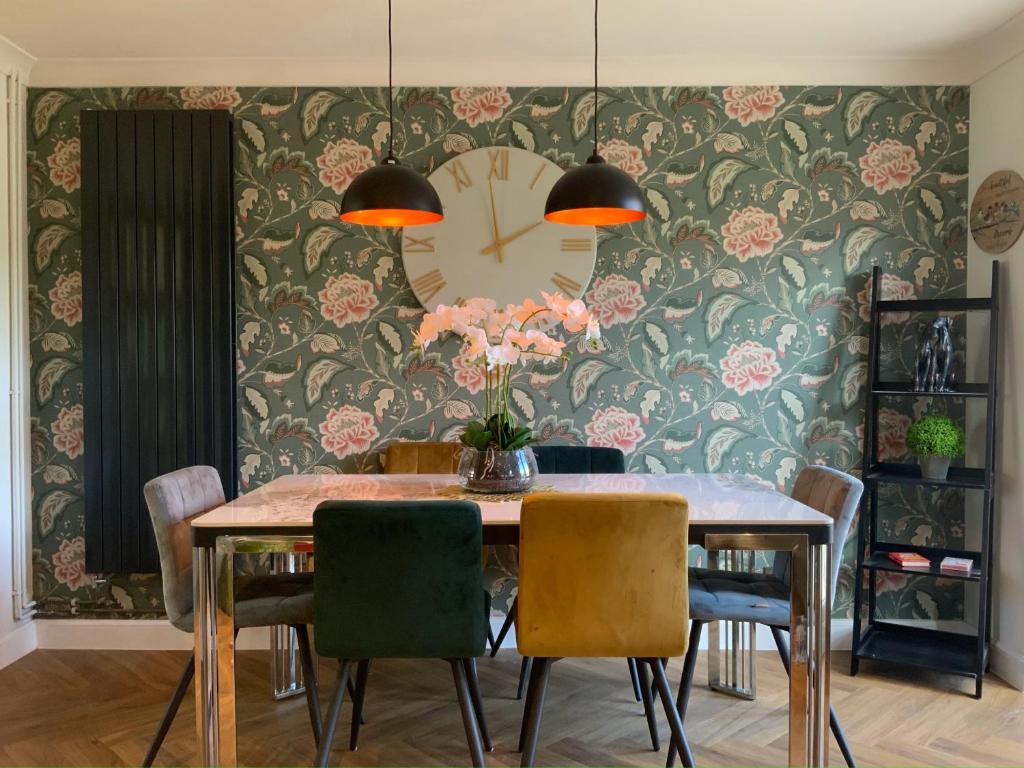 Luxury Home In Brickhill Group Stay FAST Wifi FREE Parking, Bedford