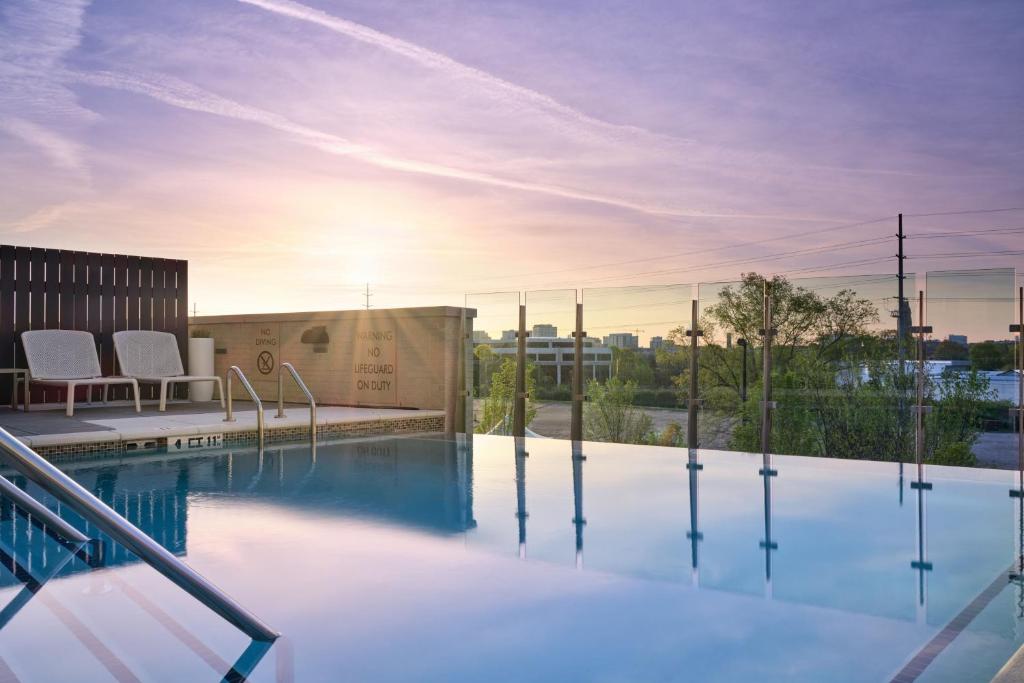 Element Nashville Vanderbilt West End スイミングプール