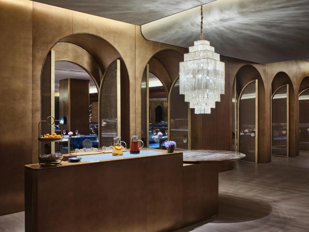 Front desk [24-hour]