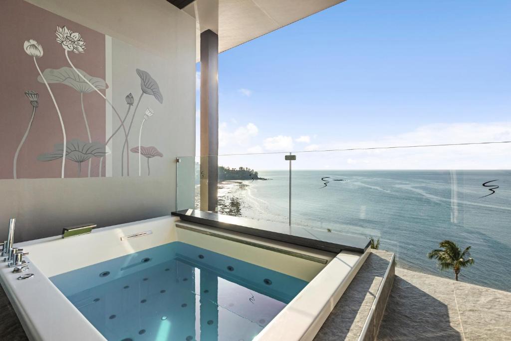 Hot tub, Cape Sienna Gourmet Hotel & Villas in Phuket