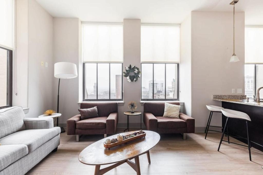 2BR Distinguished Apartment Rooftop Deck & Gym, Baltimore