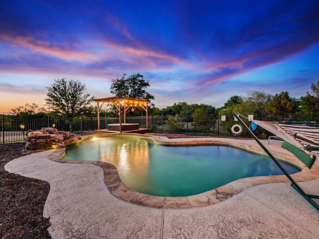 Modern Home - 1 Acre Lot w Pool Patios Jacuzzi, Denton