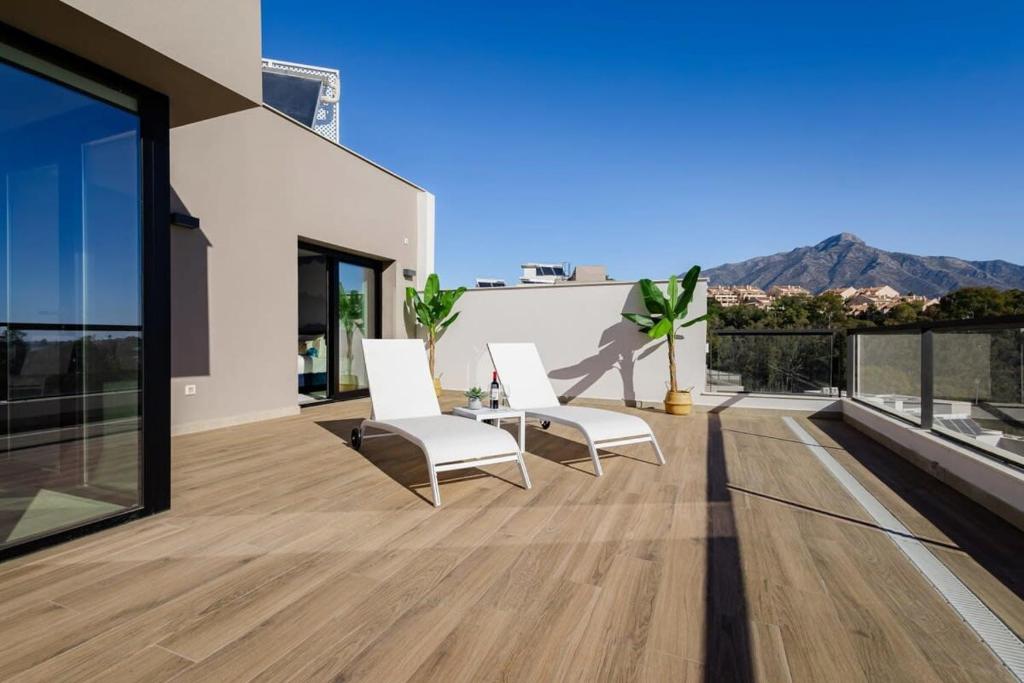 Marbella Lake Luxe Duplex Penthouse Scenic Views - 5