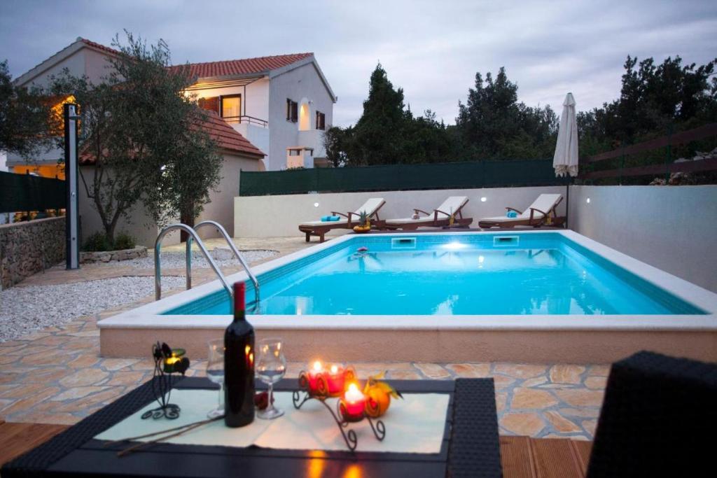 apartment 250 meters to sea private pool, Ražanj