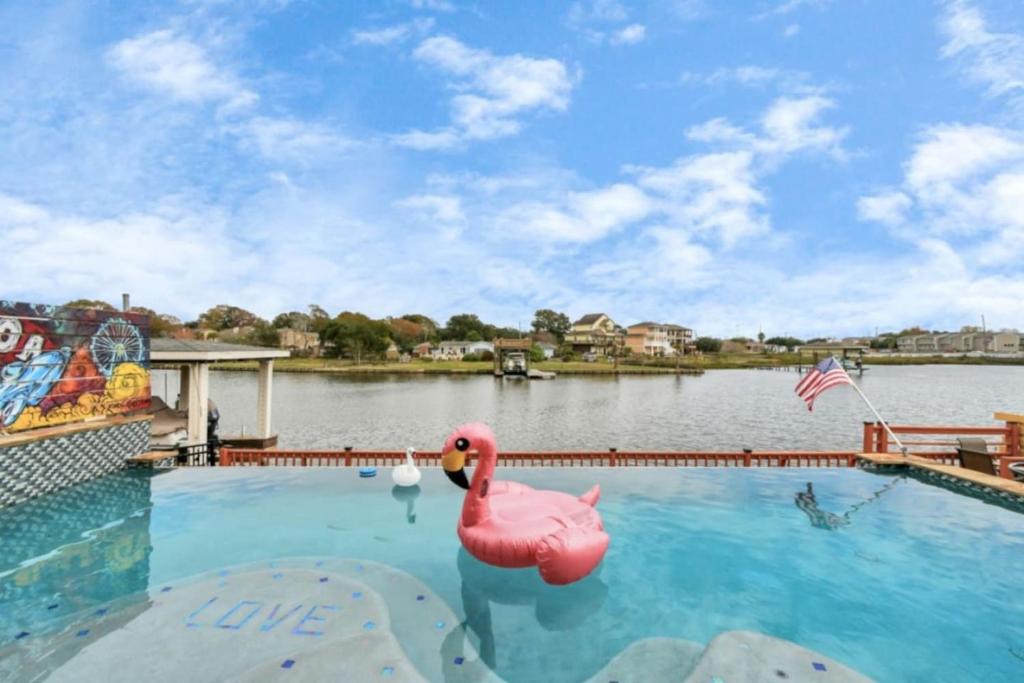 Waterfront NASA Heated Pool and Ultimate Game Room, Seabrook