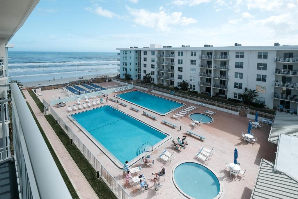 Amazing views of the ocean and pool from this top floor beach retreat!, New Smyrna Beach