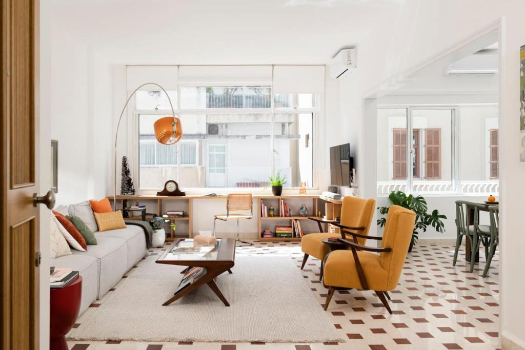 Gemmayzeh Retro Glam 2BR Apt, Bejrút