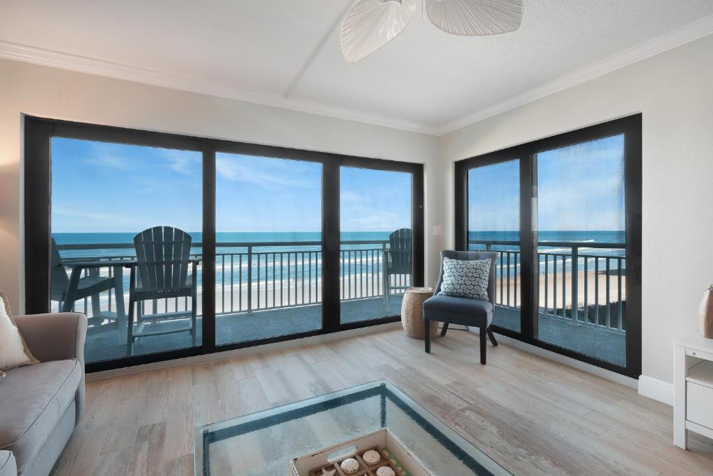 Oceanfront with pool & beach access located on the no-drive beach!, New Smyrna Beach