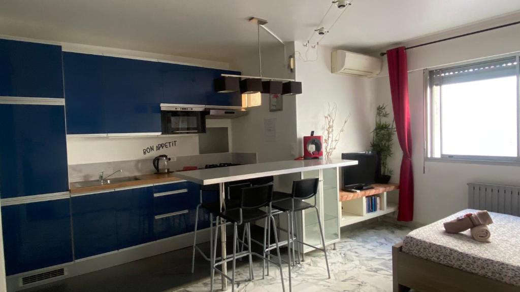Azur, studio classé, climatisé, wifi, ascenseur, à 75 m de la plage - 2